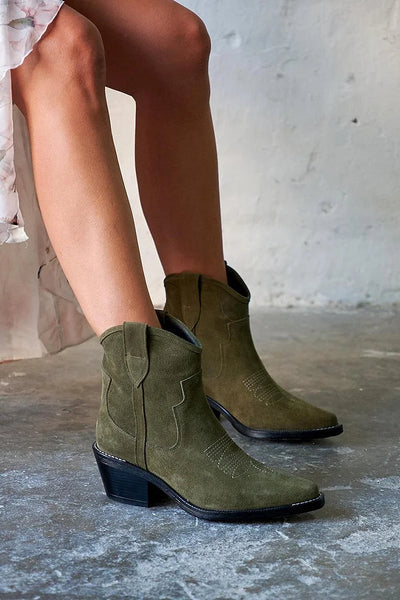Éla™ | Short Suede Ankle Boots