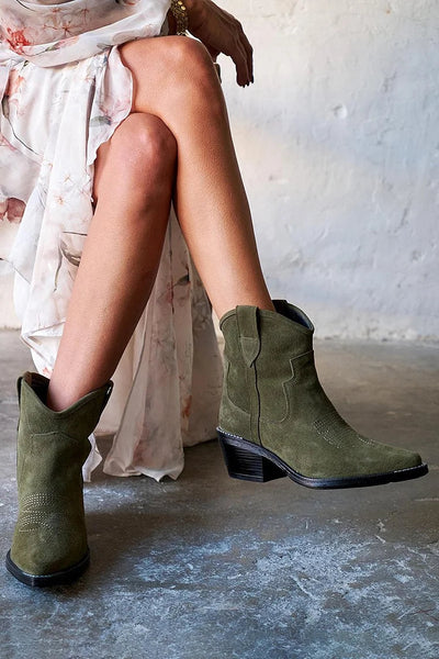 Éla™ | Short Suede Ankle Boots