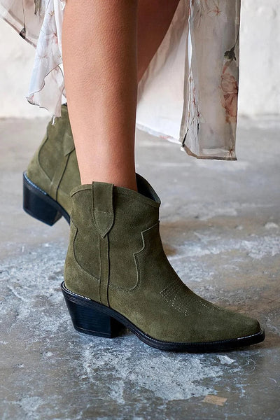 Éla™ | Short Suede Ankle Boots