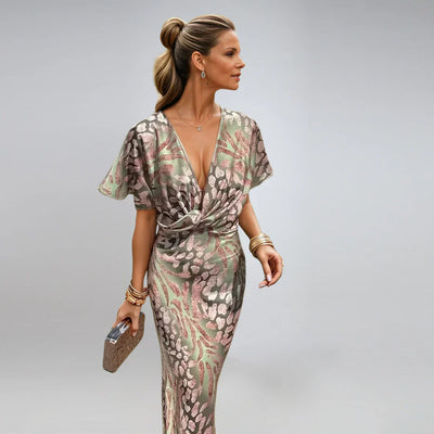 Kelley - Long V-Neck and Twisted Finish