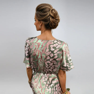 Kelley - Long V-Neck and Twisted Finish