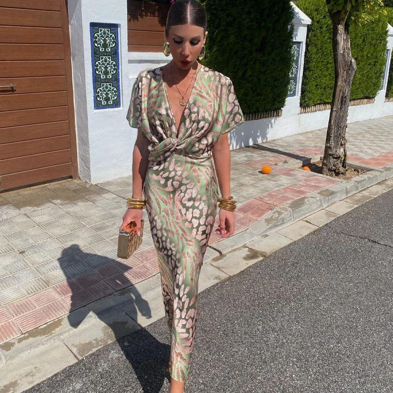 Kelley - Long V-Neck and Twisted Finish