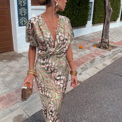 Kelley - Long V-Neck and Twisted Finish